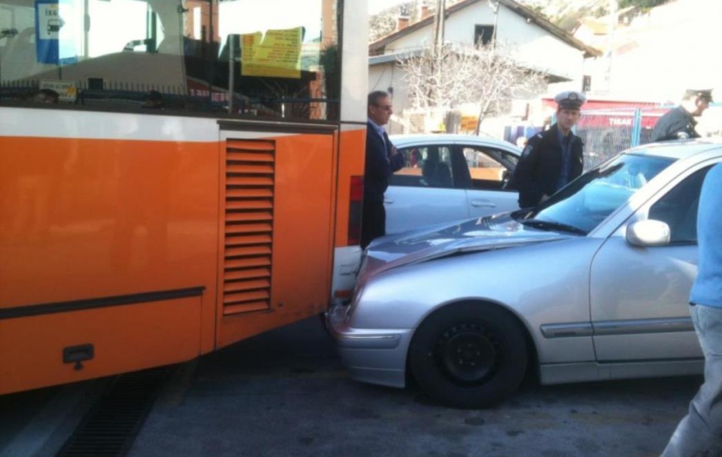 OTKAZALA RUČNA KOČNICA: Autobus udario u parkirano taksi vozilo