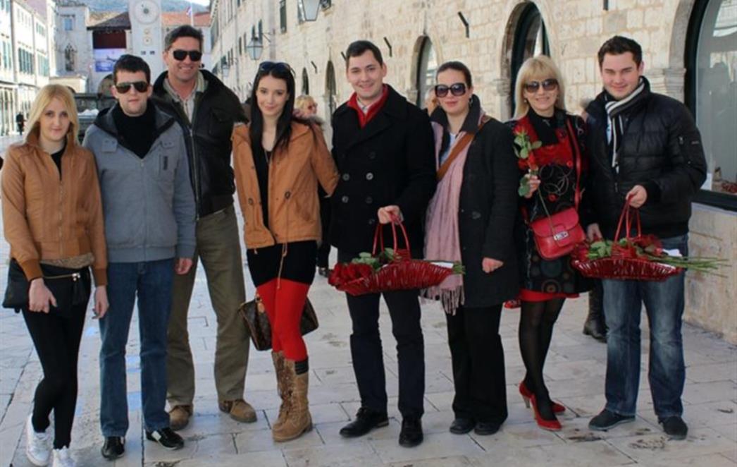 VALENTINOVO U GRADU: Stradun uljepšali sunce i Mladež HDZ-a koja je dijelila ruže (FOTOGALERIJA)