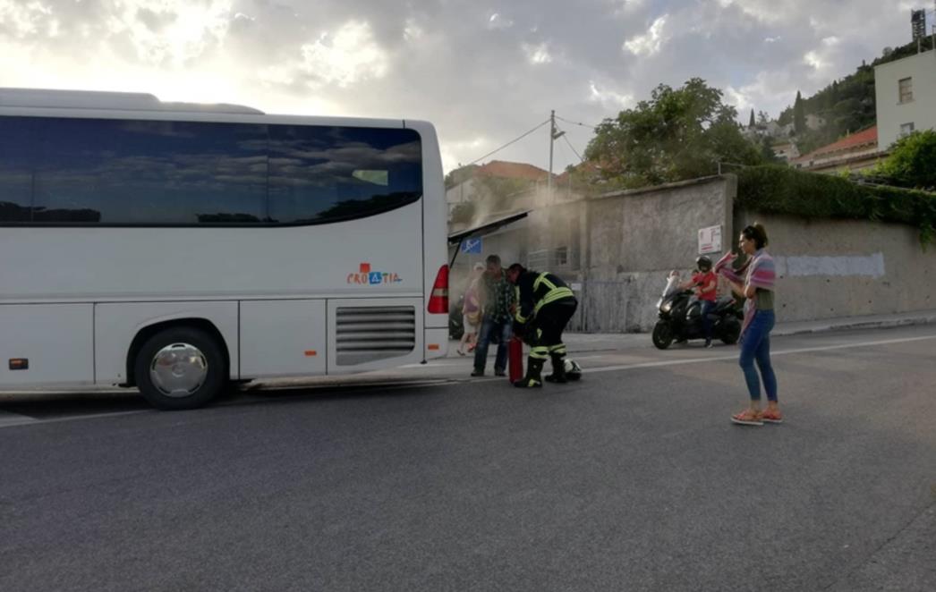 VATROGASCI  INTERVENIRALI  Iz stražnjeg dijela autobusa počeo izlaziti dim  (FOTO)
