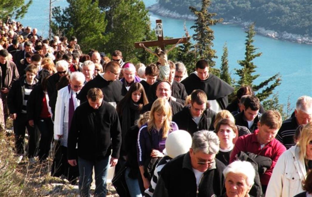 Mnoštvo vjernika sudjelovalo u križnom putu u čast novoizabranom papi  (FOTOGALERIJA)