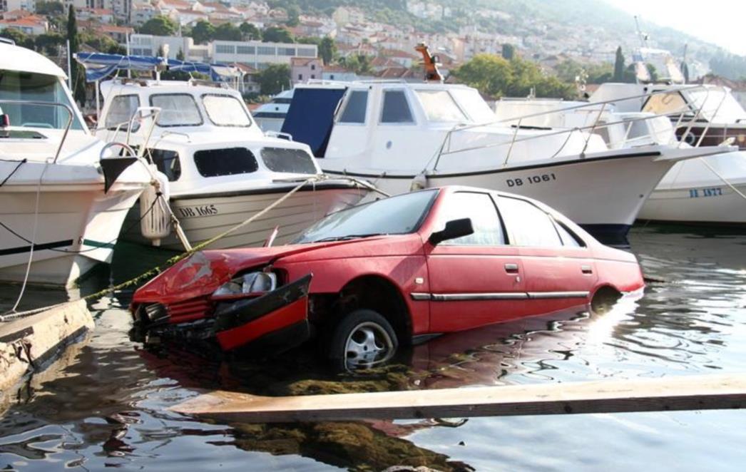 DUBROVNIK: Pronađen vozač crvenog Peugota koji je sinoć sletio u more na Lapadskoj  obali