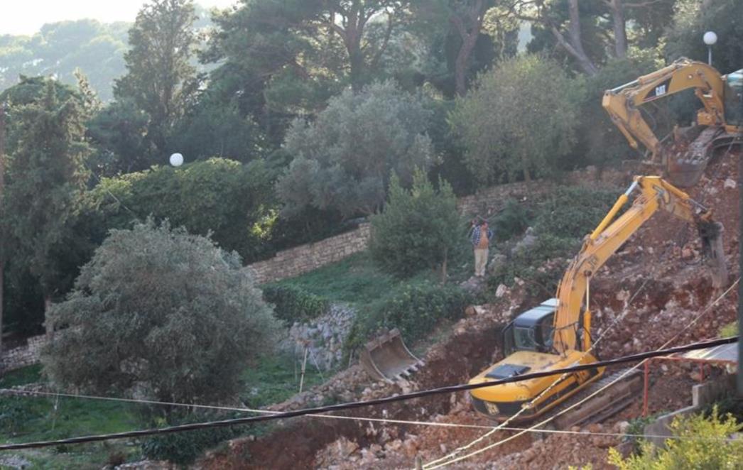 DEVASTACIJA BOGIŠIĆEVOG PARKA: Počela gradnja Vidićeve vile, zeleni zgroženi (FOTOGALERIJA)