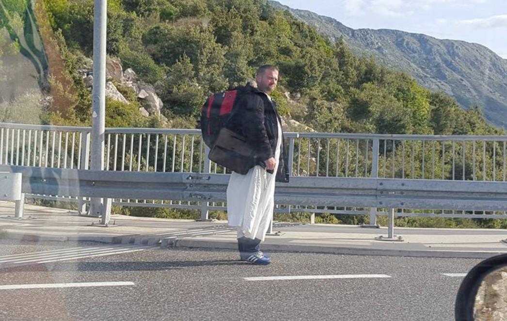 Bijeli fratar opet u Dubrovniku: Ovo je lažni svećenik koji obmanjuje građane, budite oprezni! /FOTO/