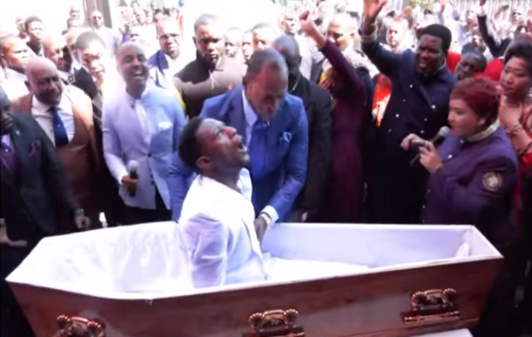 PASTOR 'DIŽE' ČOVJEKA IZ MRTVIH Spektakl u Africi: Urnebesni video postao hit, cijeli svijet se smije (VIDEO)