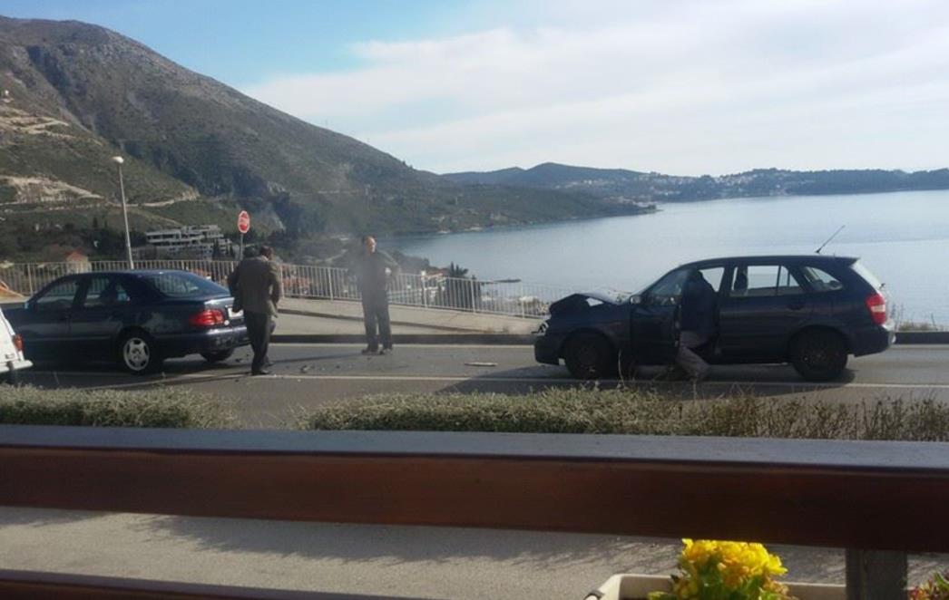 PROMETNA NESREĆA U ŽUPI DUBROVAČKOJ: Sudarila se dva automobila u blizini Plata!