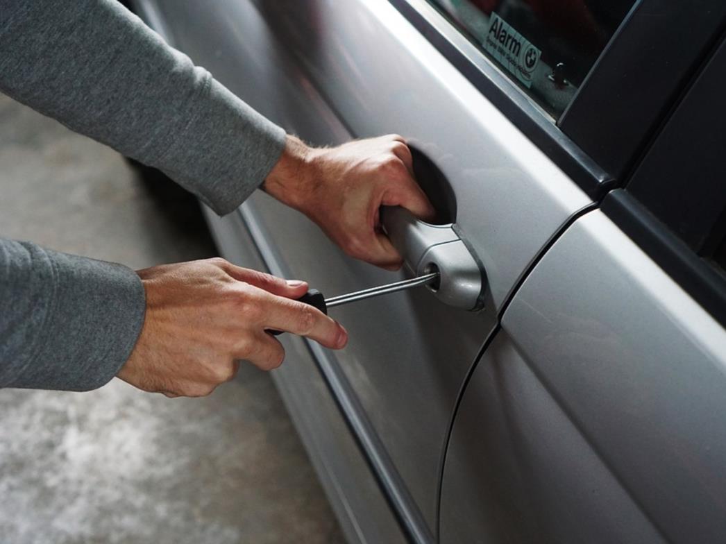 UHIĆEN SERIJSKI LOPOV: "Operirao" po parkiranim automobilima