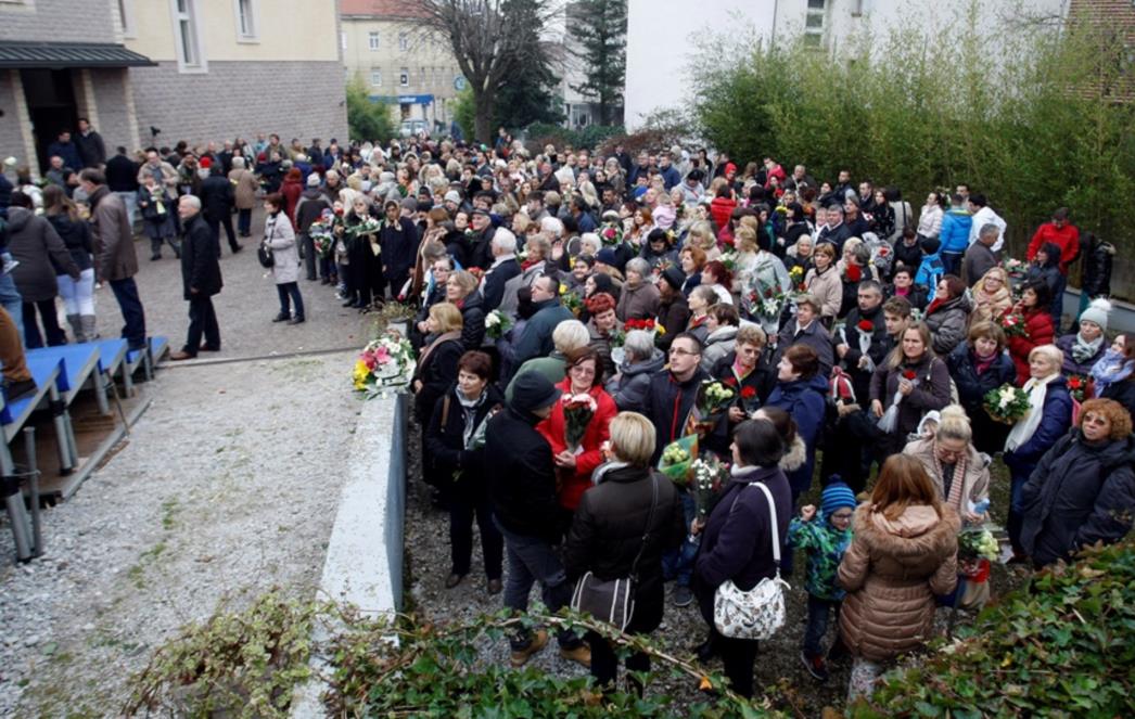 KAOS NA SREBRNJAKU: Gomila navalila vidjeti iscjelitelja Bracu