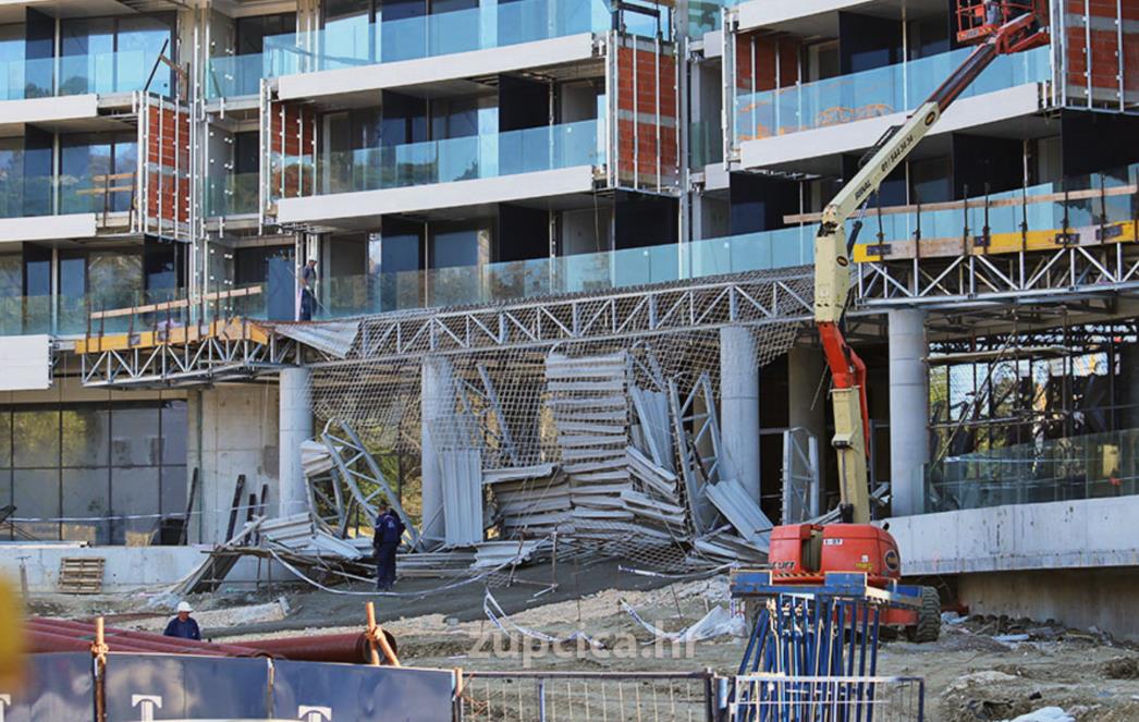 SREĆOM BEZ TEŽIH POSLJEDICA: Urušila se konstrukcija iznad budućeg ulaza u župski hotel Sheraton