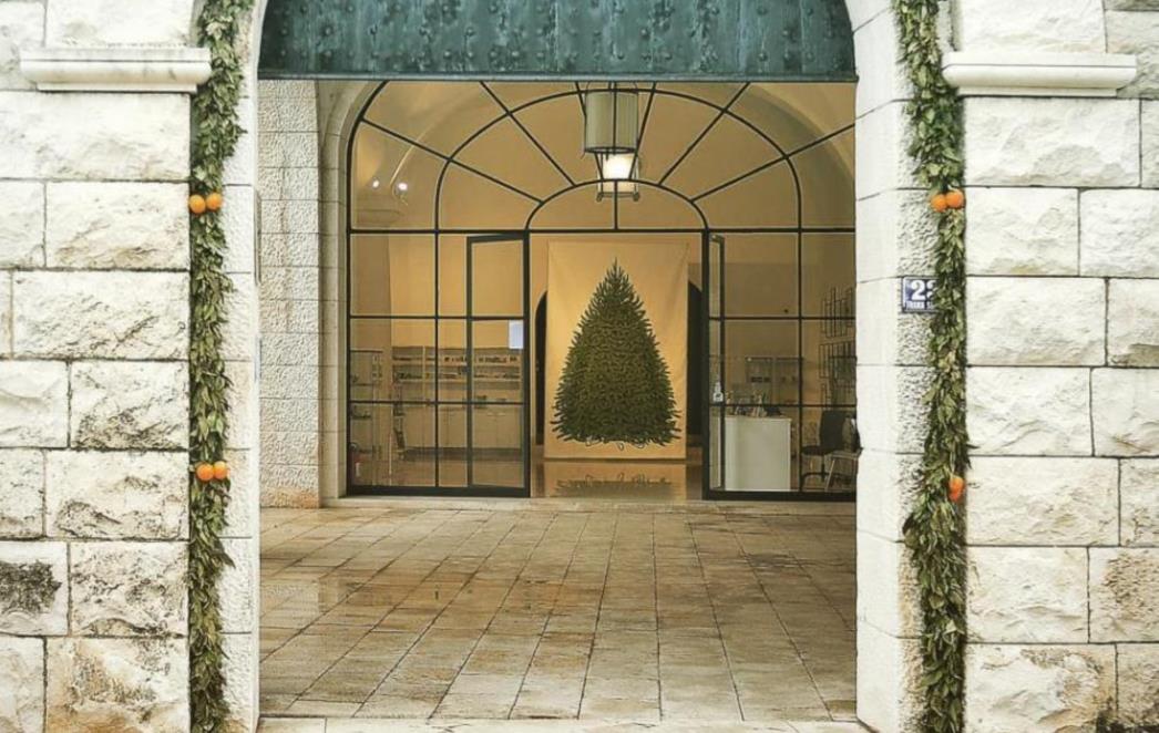BOŽIĆ U GALERIJI Bor koji čeka svoje ukrase
