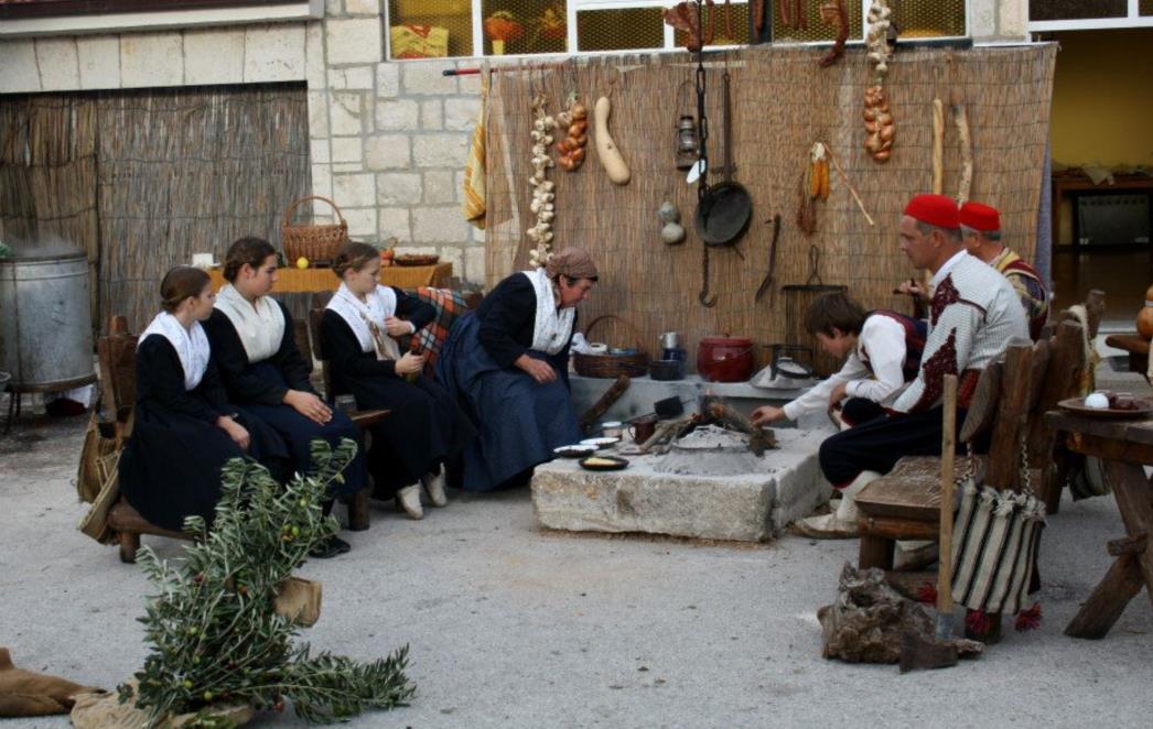PRIČA IZ SALAČKIH KOMINA: Igrokaz na Osojniku 'U jabuke'