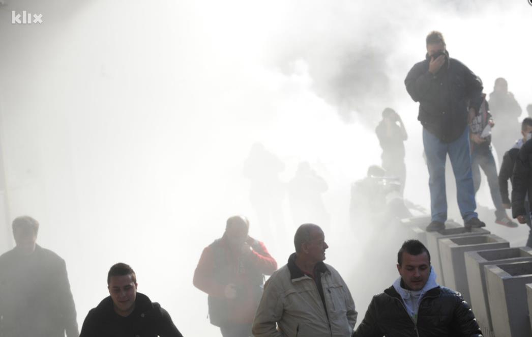 OPSADNO STANJE U TUZLI: Dužnosnici podnose ostavke, gore zgrade diljem BiH (FOTO/VIDEO)