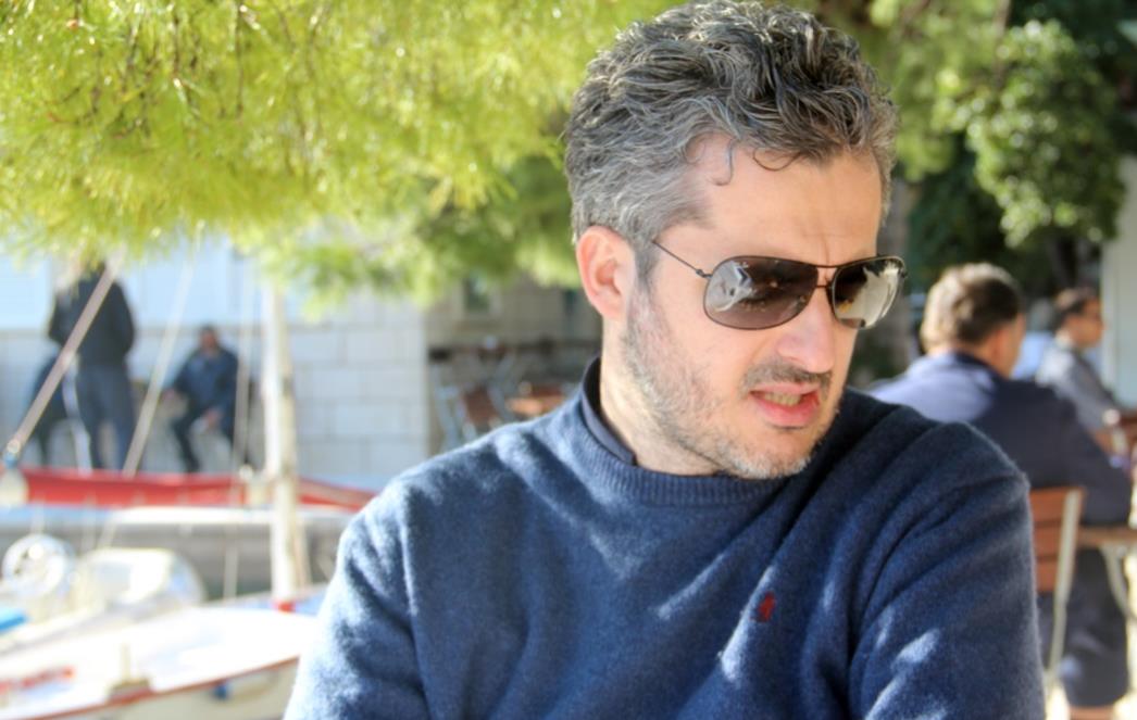 ČUDO U RIJECI: Frljić inscenirao partizana kako baca Talijana u fojbu, a potom u krvavim čizmama ulazi u njegov građanski stan?