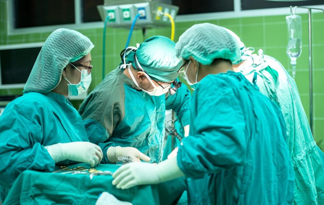 Liječničke odore   nekad su bile bijele boje,    evo zašto su danas  zelene