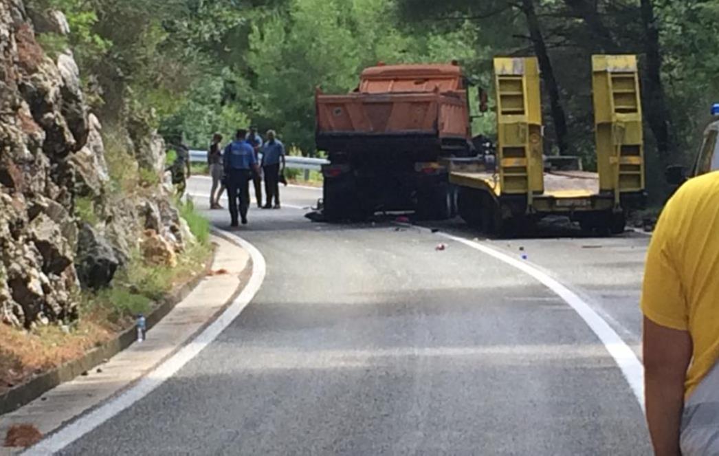 STRAVIČNA PROMETNA NESREĆA U BLIZINI DUBROVNIKA: Osobnim vozilom udario u kamion, poginuo otac i dvoje djece, majka se bori za život