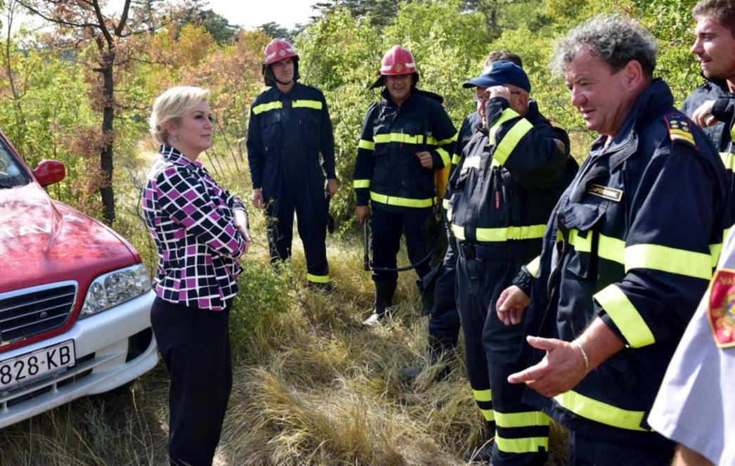 KOLINDA SE SUSRELA S VATROGASCIMA I ZAHVALILA  IM: 'Koliko god je vrijeme dobro za turizam, toliko je velika opasnost od požara'