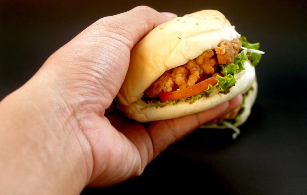 Zgadi vam se život kad vam sendvič u fast foodu diraju rukama kojima su dirali i novac? S potpunim pravom!