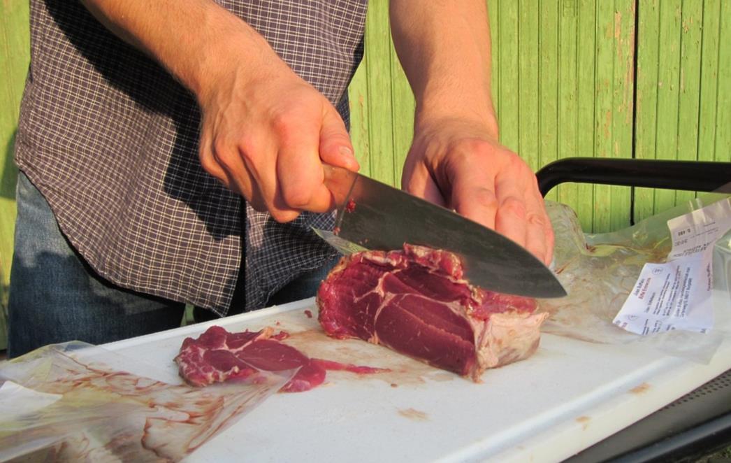 BLAGDANSKI VODIČ PO MESNICAMA Najsigurniji znakovi da je meso zdravo i kvalitetno