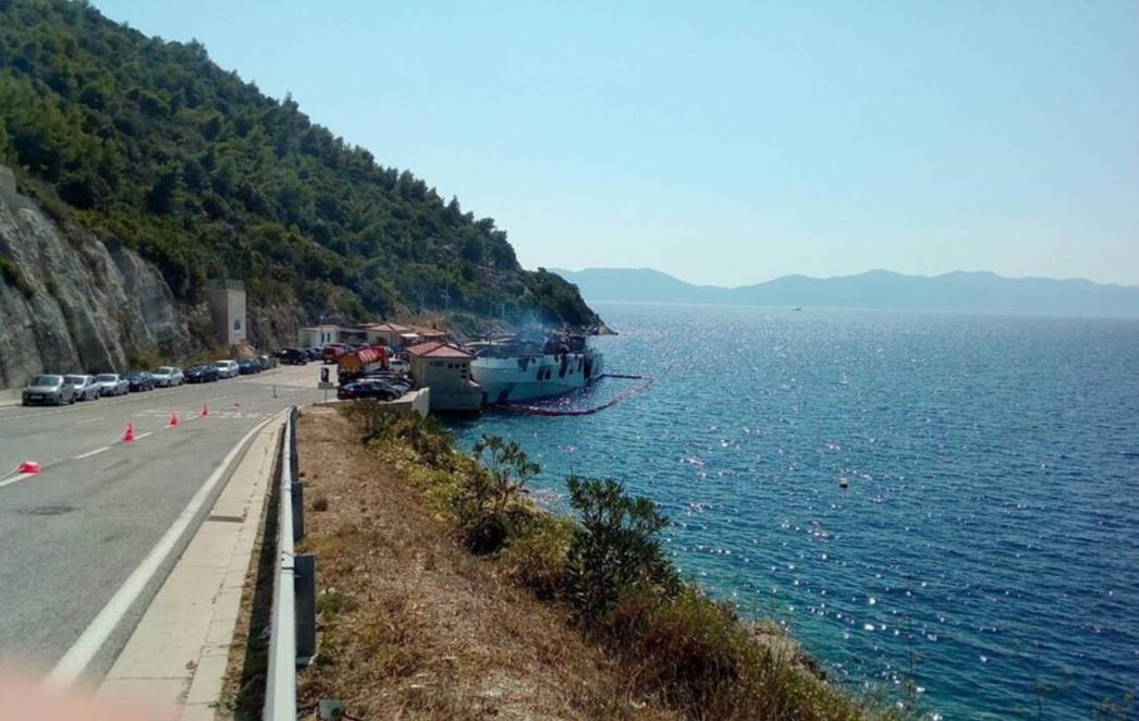 JAHTA JOŠ UVIJEK GORI! Borba protiv vatre nije gotova