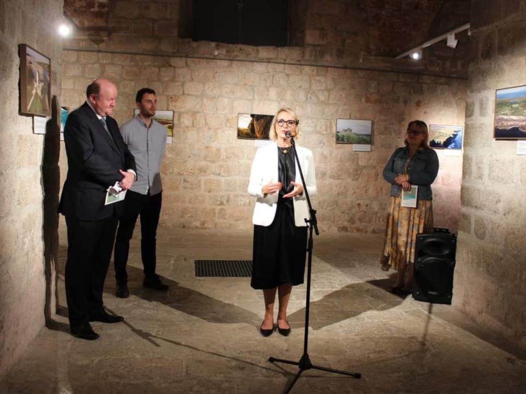Zamjenica Tepšić otvorila izložbu "Slavimo arheološku baštinu Irske"