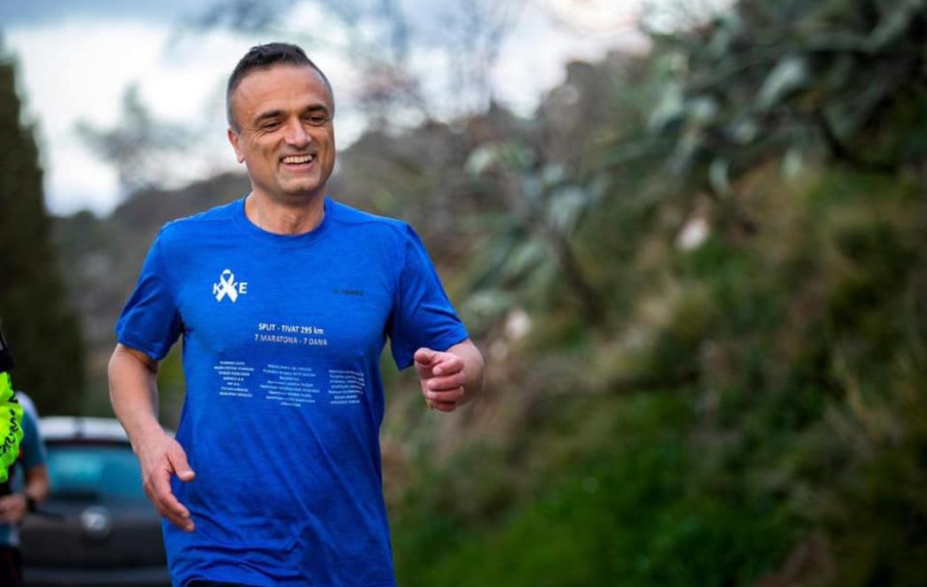 Kristijan Sindik sutra kroz Dubrovnik trči šesti od sedam maratona za Odjel dječje onkologije KBC-a Split