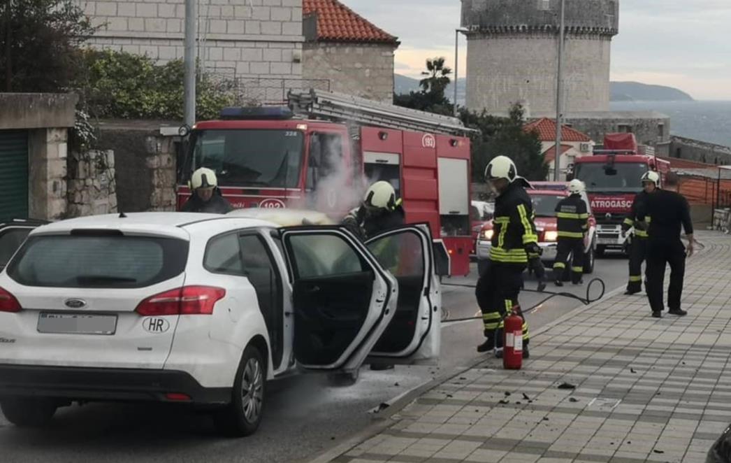 ISPOD KAPELICE Zapalilo se auto, vatrogasci na terenu 