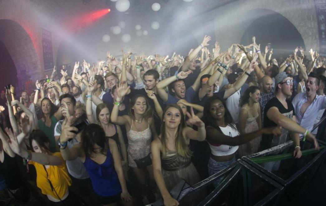NAGRADNA  IGRA  Osvojite  ulaznice  za  DJ  Claptonea  u  Revelinu