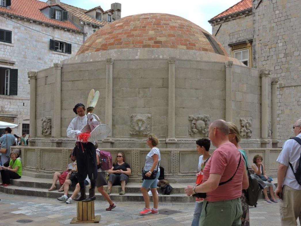 DOŠLO JE DO KVARA! Iz Velike Onofrijeve fontane ne teče voda