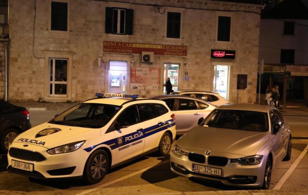 Muškarac osumnjičen da je s pištoljem opljačkao mjenjačnicu 