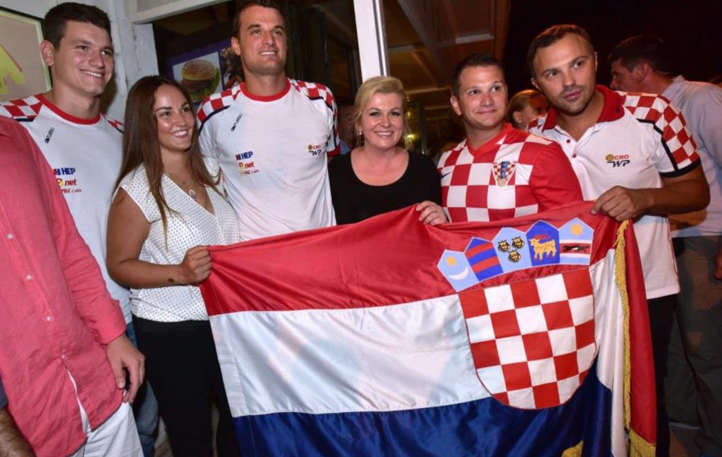 OVAKO SE NAVIJA: Predsjednica Kolinda na facebooku objavila fotografiju s Dubrovčanima!