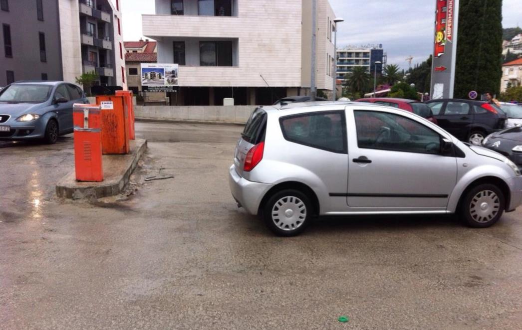 PARKIRANJE U GRADU GOSPARA : Kako svima zagorčati život (FOTO)