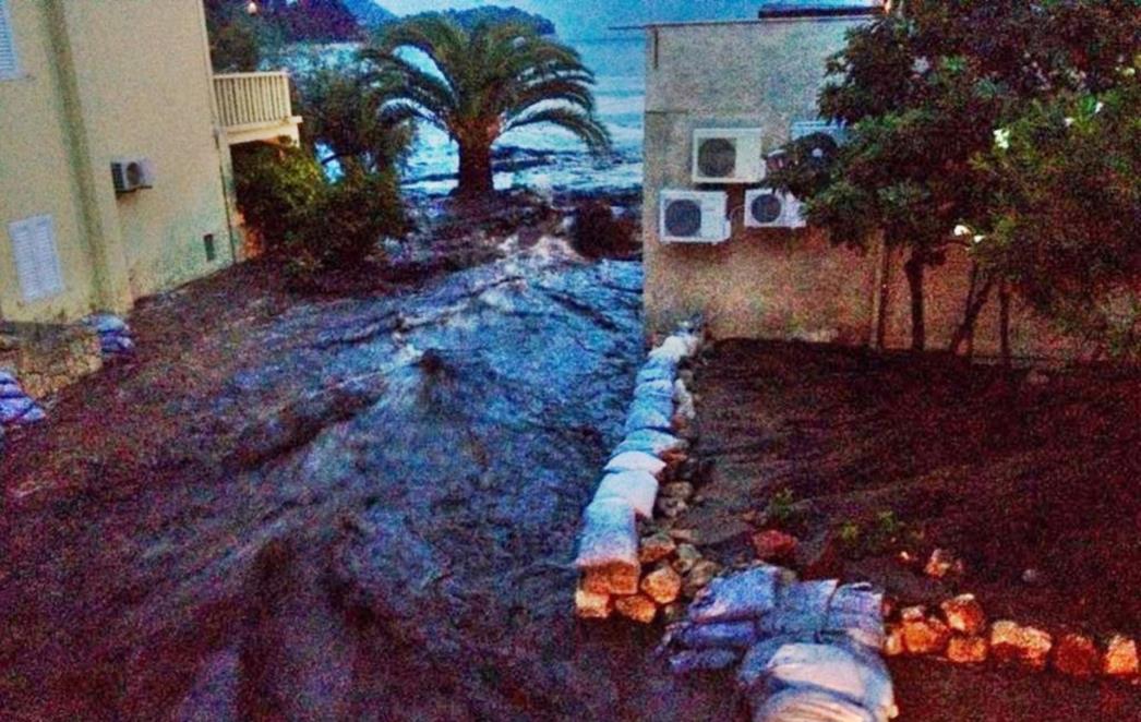Poplave i bujice pogodile Pelješac: Veliki  broj vatrogasaca vodu ispumpavali cijelu noć