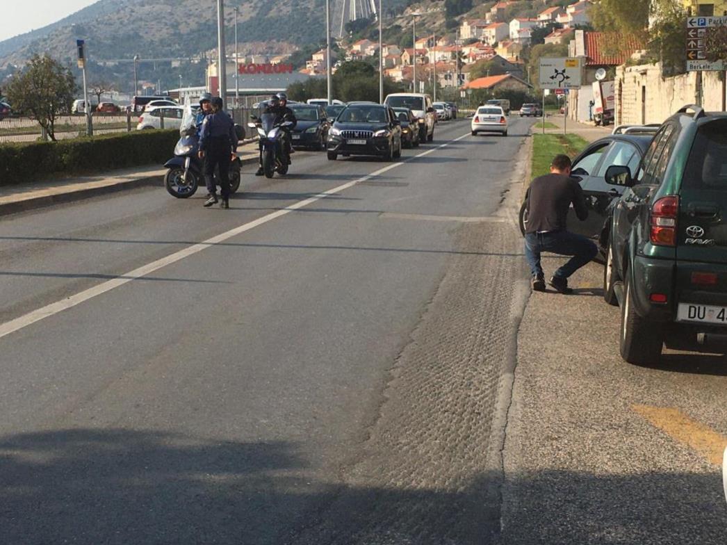 ZAKON JE JASAN Saznajte jeste li u prekršaju ako ‘blendanjem‘ upozoravate druge vozače na policiju