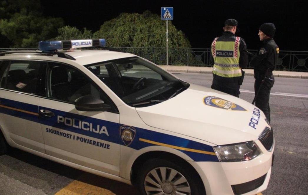 Pao s 'travom' i 'kokom' na parkingu