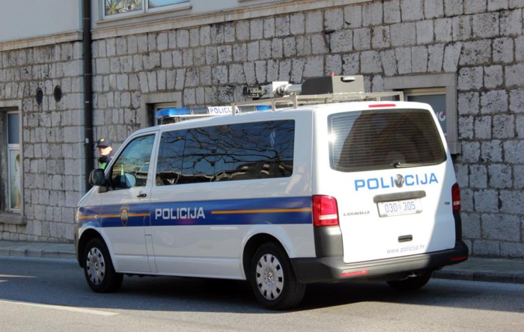 Automobil sletio u more u Sustjepanu