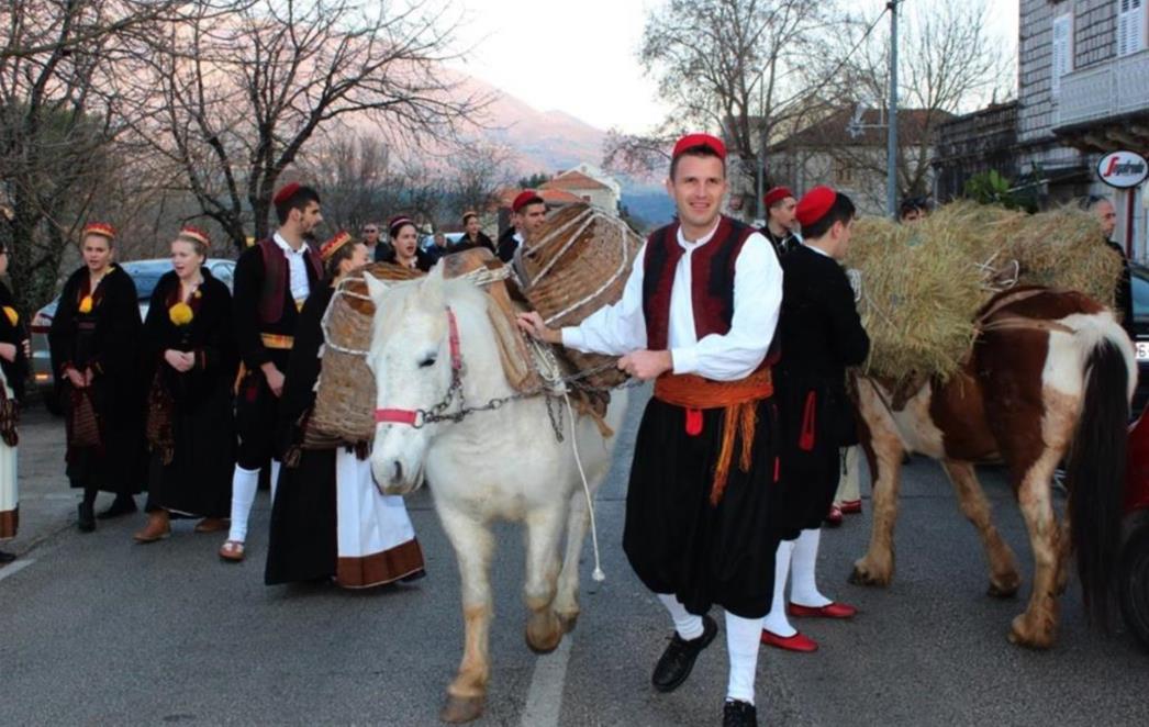 FOTOGALERIJA: Kolendari u  konavoskoj nošnji  nazdravili  Badnji dan