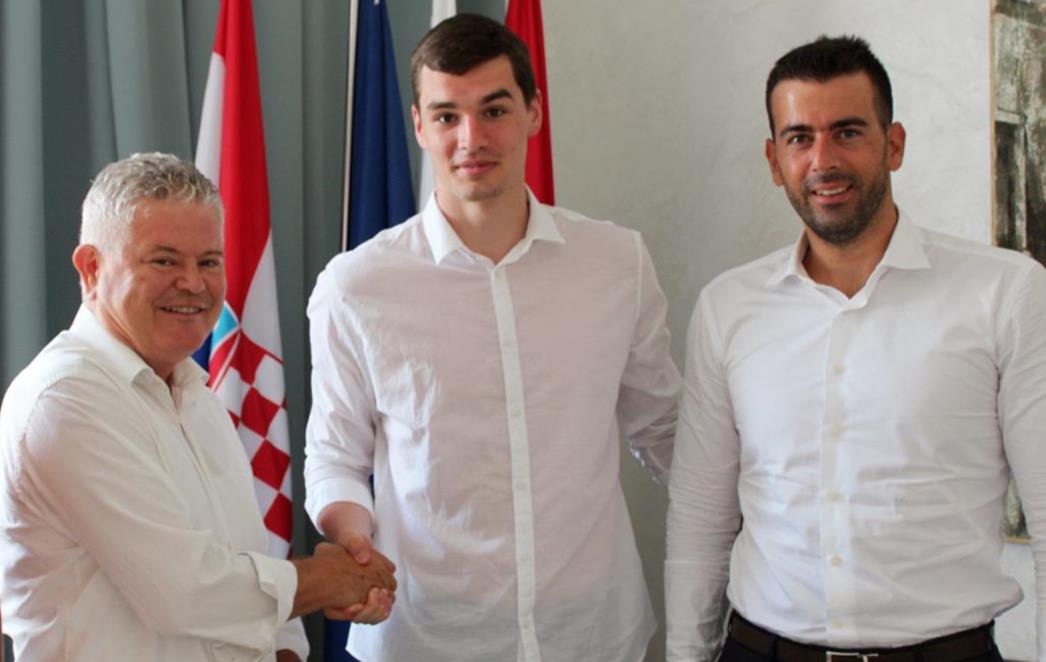 Grad Dubrovnik na inicijativu i uz pomoć Maria Hezonje obnavlja igralište na SSG-u
