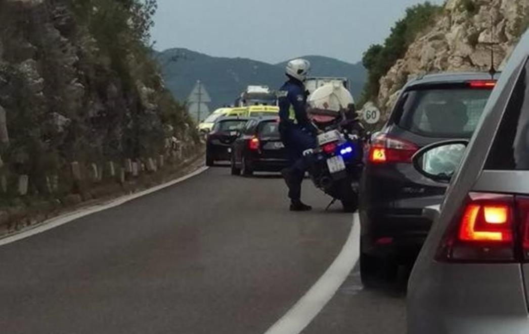 PROMETNA NESREĆA: Auto    udarilo   u brdo   i okrenulo se na   krov, dvije osobe ozlijeđene