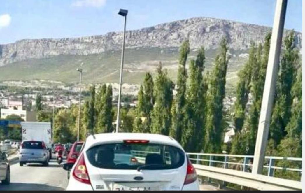 Nakon  što vidite ovu fotografiju, provjeravat ćete stražnji dio auta