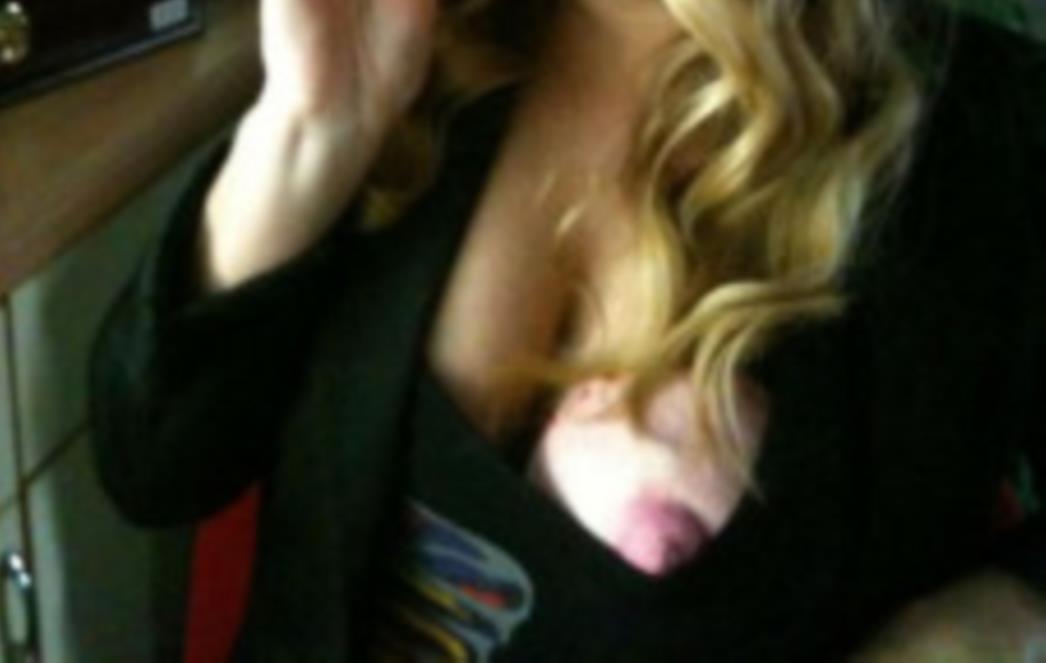 Hrvatskoj pjevačici iz majice ispale bujne grudi (FOTO)