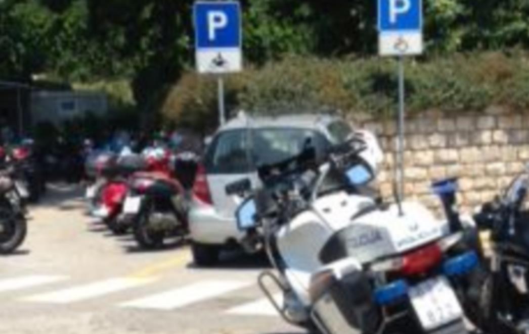 ZA POLICIJU OČITO NE VRIJEDE PRAVILA:  Parkiraju gdje hoće i kako hoće!