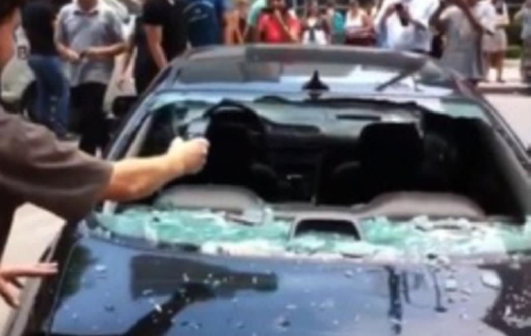Osveta nevjernom mužu? Cura čekićem 'preuredila' automobil (VIDEO)