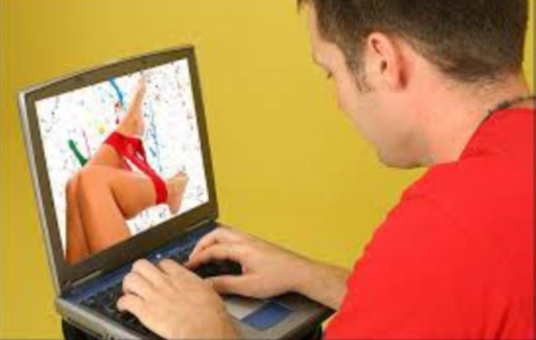 KAD TE MAMA ŠPIJA: Prijavila sina policiji zbog pornića