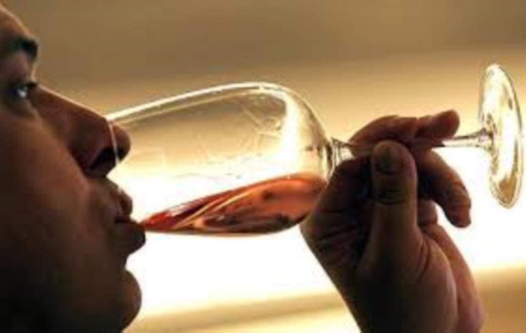 PIVO ILI VINO? Što piće koje pije govori o muškarcu