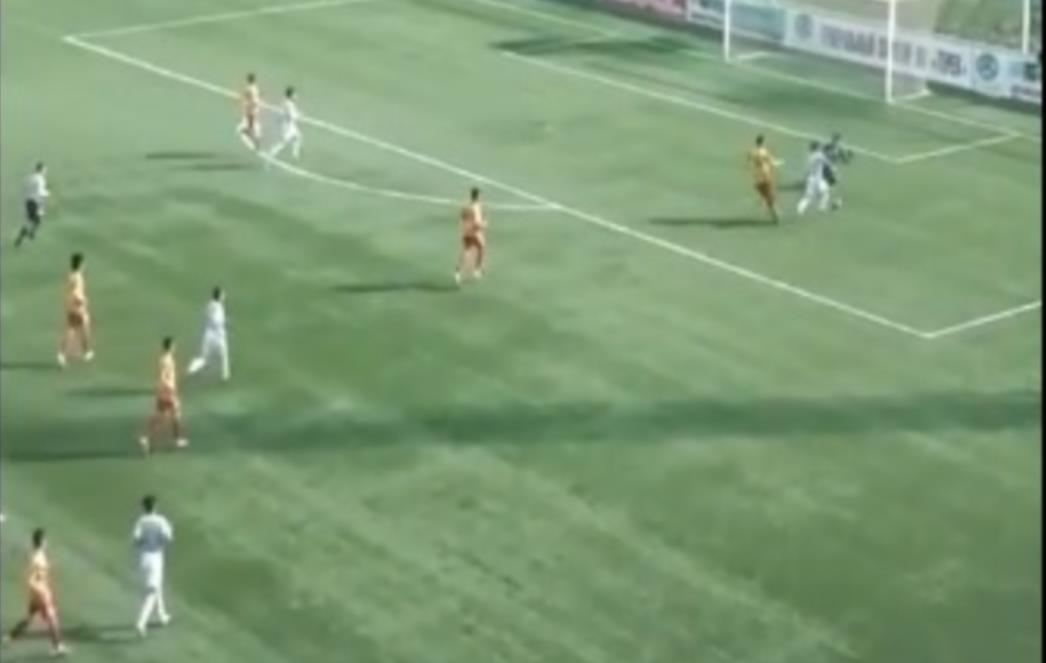 RIJETKO VIĐENO NAMJEŠTANJE UTAKMICE:  Smijali se i domaći navijači (VIDEO)