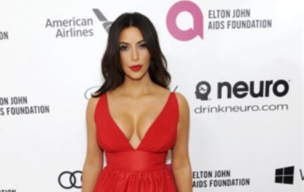 Nikad viđen dekolte Kim Kardashian