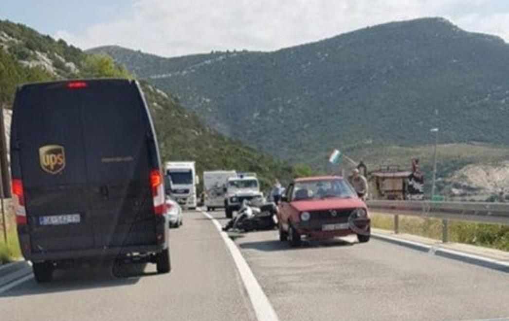 U prometnoj nesreći na Kleku sudarili su se policijski motor i osobno vozilo