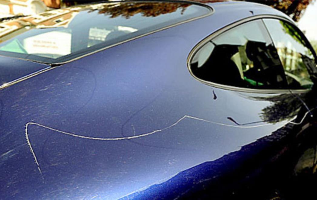 Poreč: Podivljali mladi Austrijanci oštetili 19 automobila