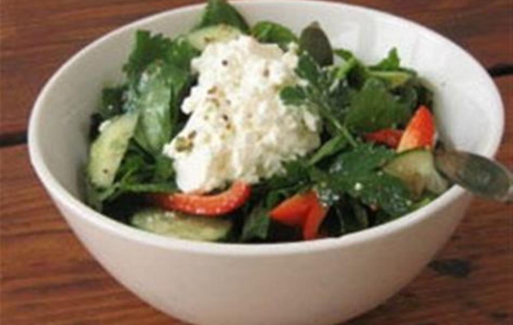 RECEPT DANA: Salata od voća i povrća s kremastim zrnatim sirom