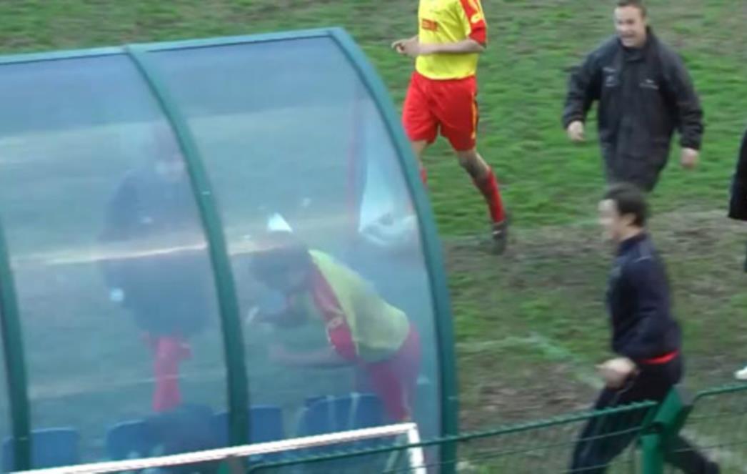 NAJLUĐA PROSLAVA GOLA IKADA: Glavom probio klupu