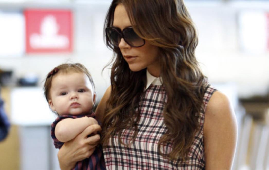 Zbogom torbicama, Victoria Beckham ima novi modni dodatak